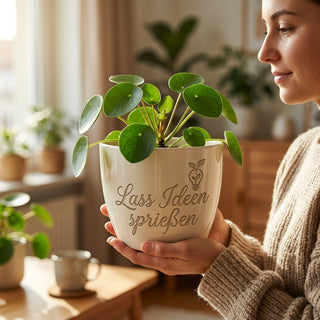 Personalisierter Blumentopf — Geschenk Frontend Entwickler mit Gravur — im Wohnambiente