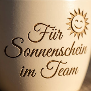 Geschenk Wetterfee mit Gravur – Für Sonnenschein im Team — Detailaufnahme