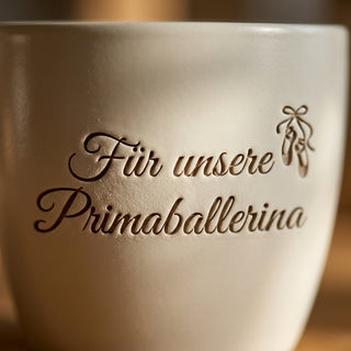 Personalisierter Blumentopf mit Gravur — Geschenk Balletttänzerin Premiere — Detailaufnahme