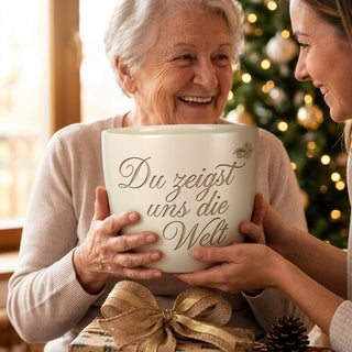 Personalisierter Blumentopf mit Gravur — Geschenk Reiseleiterin Abschied — als persoenliche Geschenk-Uebergabe