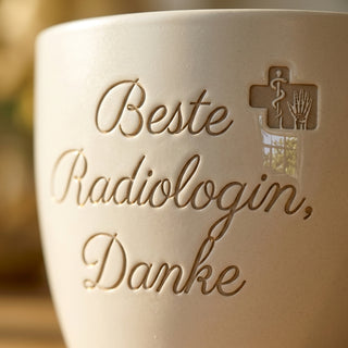 Personalisierter Blumentopf mit Gravur — Geschenk Radiologin Danke — Detailaufnahme