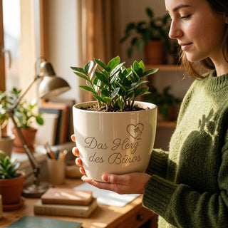 Einzigartiger Blumentopf mit Gravur – Das perfekte Geschenk für Bürokauffrauen — im Wohnambiente