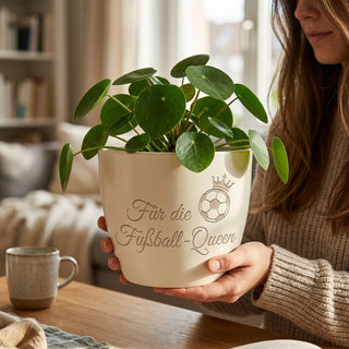Personalisierter Blumentopf mit Gravur — Geschenk für Fußballerin — im Wohnambiente