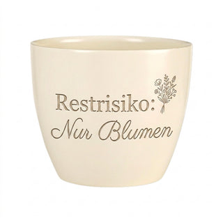 Personalisierter Blumentopf „Restrisiko: Nur Blumen“ — Geschenk Risikoanalyst — Detailansicht der Lasergravur