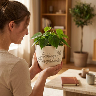 Blumentopf »Lieblings-Rezeptionistin« mit Gravur — Geschenk Rezeptionistin — im Wohnambiente