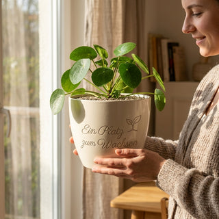 Blumentopf mit Gravur "Ein Platz zum Wachsen" — Geschenk Psychotherapeutin Abschied — im Wohnambiente
