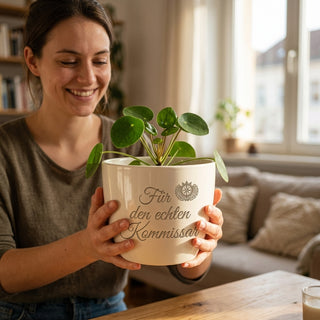 Personalisierter Blumentopf mit Gravur — Geschenk für Kriminalpolizist — im Wohnambiente