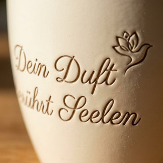 Geschenk für Aromatherapeutin – Blumentopf mit individueller Gravur — nahaufnahme