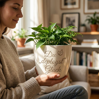Personalisierter Blumentopf mit Gravur — Geschenk DevOps Engineer Abschied — im Wohnambiente