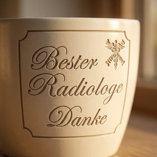 Personalisierter Blumentopf mit Gravur — Geschenk Radiologe Danke — Detailaufnahme