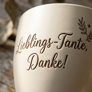 Personalisierter Blumentopf — Geschenk Tante mit Gravur »Lieblings-Tante« — Detailaufnahme