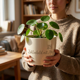 Geschenk Revisor – Gravur: Zahlenheld mit Herz | Einzigartiger Blumentopf — im Wohnambiente