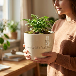 Personalisierter Blumentopf mit Gravur — Geschenk Gärtner Gartenbauer — im Wohnambiente