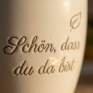 Personalisierter Blumentopf mit Gravur — Dankeschön Geschenk Haushälterin — Detailaufnahme