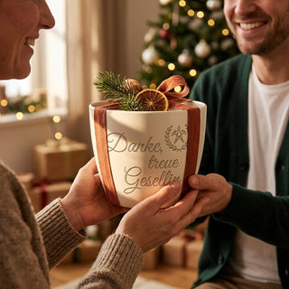 Personalisierter Blumentopf mit Lasergravur — Geschenk für treue Gesellin — als persoenliche Geschenk-Uebergabe