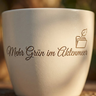 Blumentopf mit Gravur — Geschenk Rechtsanwaltsfachangestellte — Detailaufnahme