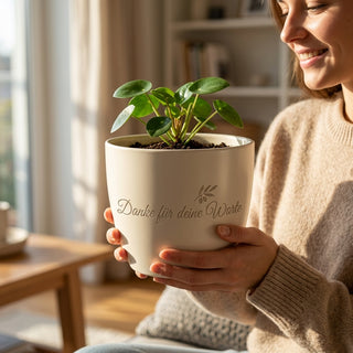 Personalisierter Blumentopf mit Gravur — Dankegeschenk Zeremonienmeisterin — im Wohnambiente