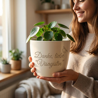 Personalisierter Blumentopf mit Gravur — Geschenk Make-up Artistin — im Wohnambiente