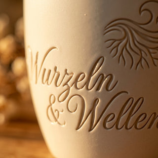 Personalisierter Blumentopf mit Gravur „Wurzeln & Wellen“ — Geschenk Surferin — Detailaufnahme