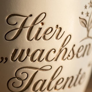 Personalisierter Blumentopf mit Gravur — Geschenk Recruiterin Abschied — Detailaufnahme