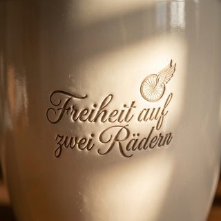 Personalisierter Blumentopf mit Gravur — Geschenk Radfahrerin Geburtstag — Detailaufnahme