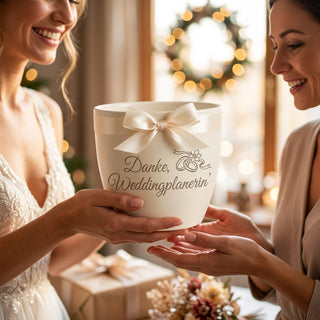 Personalisierter Blumentopf mit Gravur — Danke Geschenk Weddingplanerin — als persoenliche Geschenk-Uebergabe