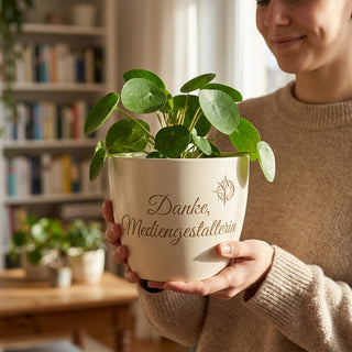 Personalisierter Blumentopf mit Gravur — Geschenk Mediengestalterin — im Wohnambiente