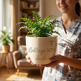 Personalisierter Blumentopf mit Gravur — Geschenk Medizinische Fachangestellte — im Wohnambiente