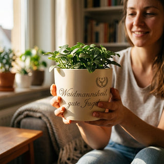 Geschenk für Berufsjäger – Blumentopf mit Gravur Waidmannsheil — im Wohnambiente