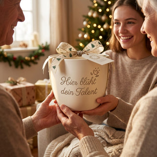 Personalisierter Blumentopf mit Gravur — Geschenk für Hobbyköster — als persoenliche Geschenk-Uebergabe