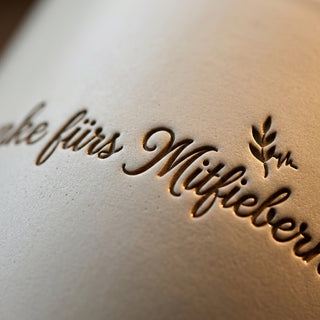 Personalisierter Blumentopf mit Gravur — Geschenk Handballtrainer Dankeschön — Detailaufnahme