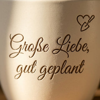 Geschenk für Weddingplanerinnen – Blumentopf mit Gravur 'Große Liebe, gut geplant' — Detailaufnahme