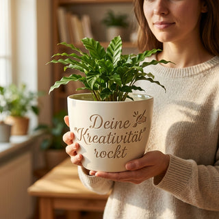 Persönlicher Blumentopf mit Gravur – Geschenk für Content Creator — im Wohnambiente