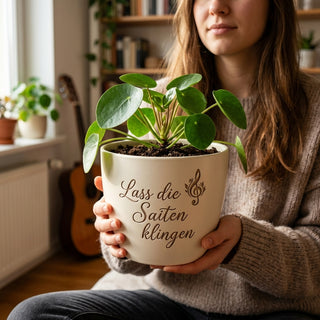 Personalisierter Blumentopf mit Gravur — Geschenk Gitarrist Geburtstag — im Wohnambiente