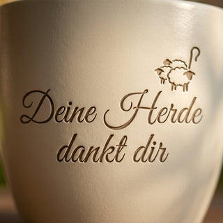 Personalisierter Blumentopf „Deine Herde dankt dir“ — Geschenk Schäferin — Detailaufnahme