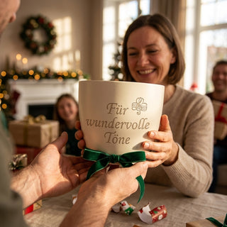 Personalisierter Blumentopf mit Gravur — Geschenk Flötistin Musik — als persoenliche Geschenk-Uebergabe