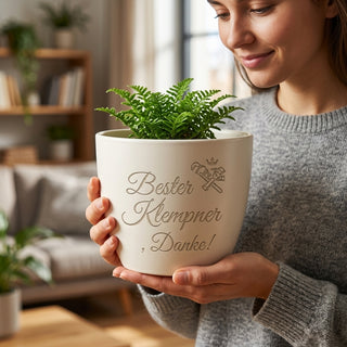 Personalisierter Blumentopf mit Gravur — Geschenk Klempner Danke — im Wohnambiente
