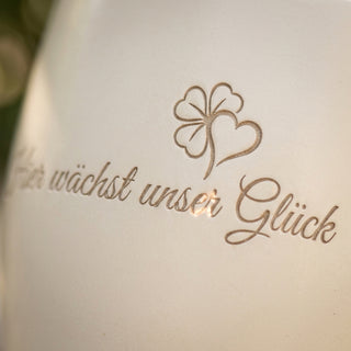 Personalisierter Blumentopf mit Gravur — Geschenk zur Verlobung fürs Paar — Detailaufnahme