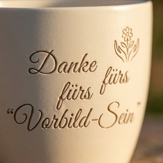 Personalisierter Blumentopf mit Gravur — Danke-Geschenk für Vorgesetzte & Chefs — Detailaufnahme