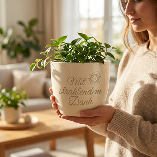 Personalisierter Blumentopf mit Gravur — Geschenk Radiologe Dankeschön — im Wohnambiente