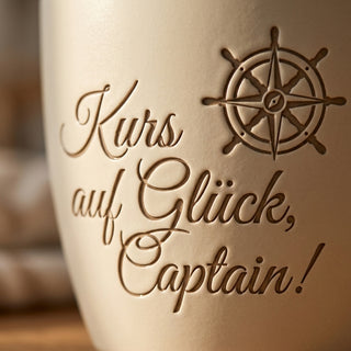 Personalisierter Blumentopf mit Gravur — Geschenk Flugkapitän — Detailaufnahme