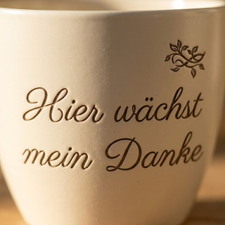 Personalisierter Blumentopf mit Gravur — Danke-Geschenk für Restaurantleiter — Detailaufnahme