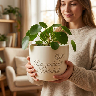 Personalisierter Blumentopf mit Gravur — Geschenk für Make-up Artistin — im Wohnambiente