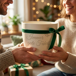 Personalisierter Blumentopf mit Gravur — Geschenk Berufskraftfahrer 'Immer gute Fahrt!' — als persoenliche Geschenk-Uebergabe