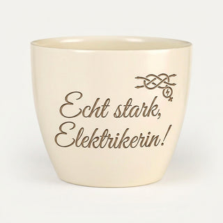 Personalisierter Blumentopf mit Gravur — Geschenk Elektrikerin Berufseinstieg — Detailansicht der Lasergravur