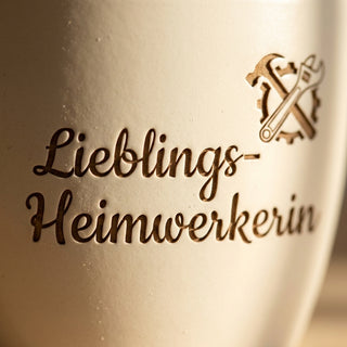 Personalisierter Blumentopf mit Gravur — Geschenk Heimwerkerin Geburtstag — Detailaufnahme