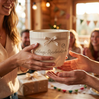Personalisierter Blumentopf mit Gravur — Geschenk Reiseberaterin Abschied — als persoenliche Geschenk-Uebergabe