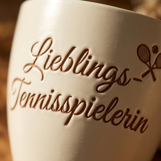Personalisierter Blumentopf mit Gravur — Geschenk Tennisspielerin Geburtstag — Detailaufnahme