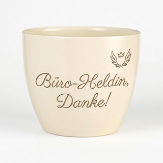 Personalisierter Blumentopf mit Gravur — Geschenk Bürokauffrau Danke — Detailansicht der Lasergravur
