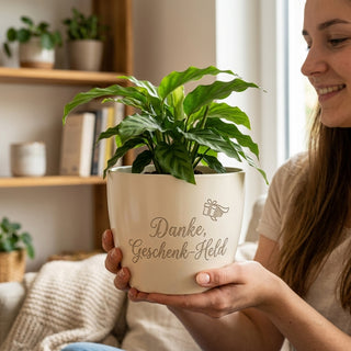 Personalisierter Blumentopf mit Gravur — Geschenk für Cutter & Bastel-Fans — im Wohnambiente